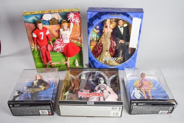 Lot 462: Action Figures New In Boxes James Bond Munsters