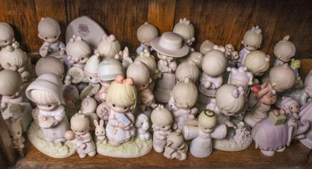Lot 488: Grouping of Precious Moments Figurines