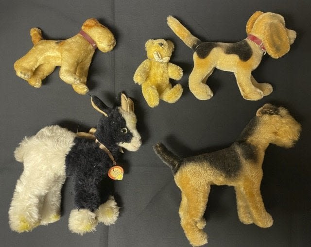 Lot 502: Steiff Stuffed Animals