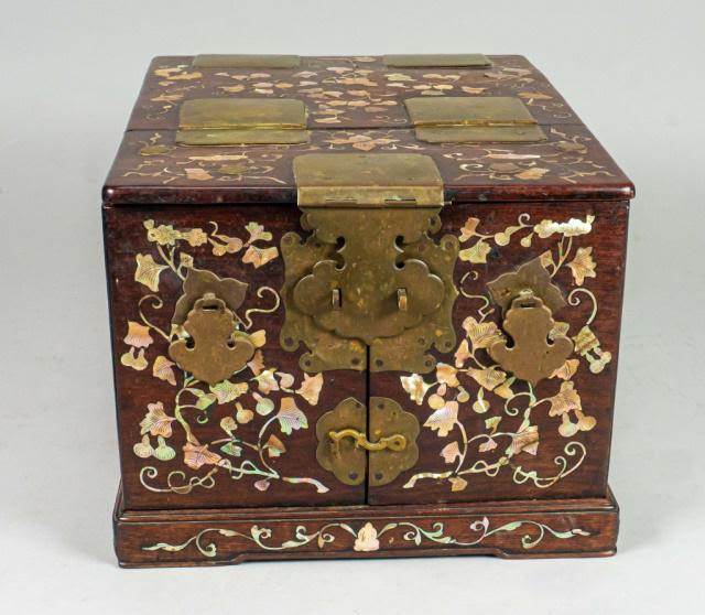 Lot 235: Vintage Wooden Abalone Inlaid Portable Dresser Box