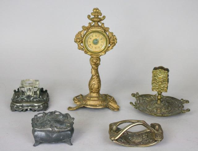 Lot 329: Grouping of Desktop Items