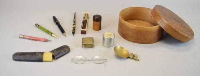 Lot 337: Grouping of Desktop Items
