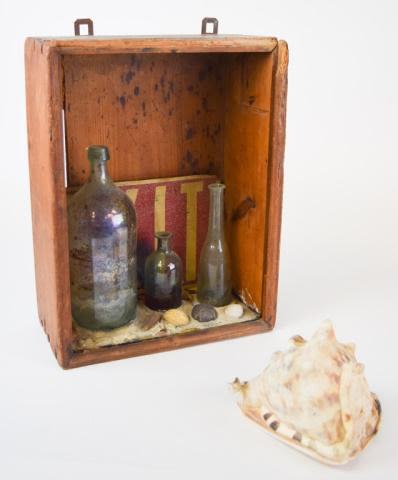 Lot 353: 2 Beach Themed Decorative Items