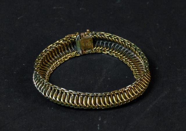 Lot 273: 18K Gold Uno A Erre Bracelet