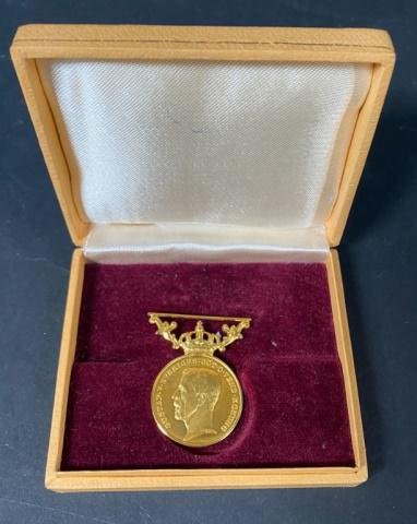 Lot 277: 22k Gold Gustaf V Zeal and Honesty Swedish Medal