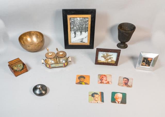 Lot 305: Grouping of Decorative Accessories