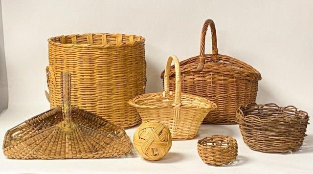 Lot 406: Lot of 7 Decorative Baskets and Ball