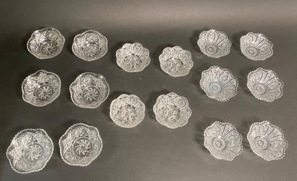Lot 60: Lot of 16 Pressed Glass Small Bowls