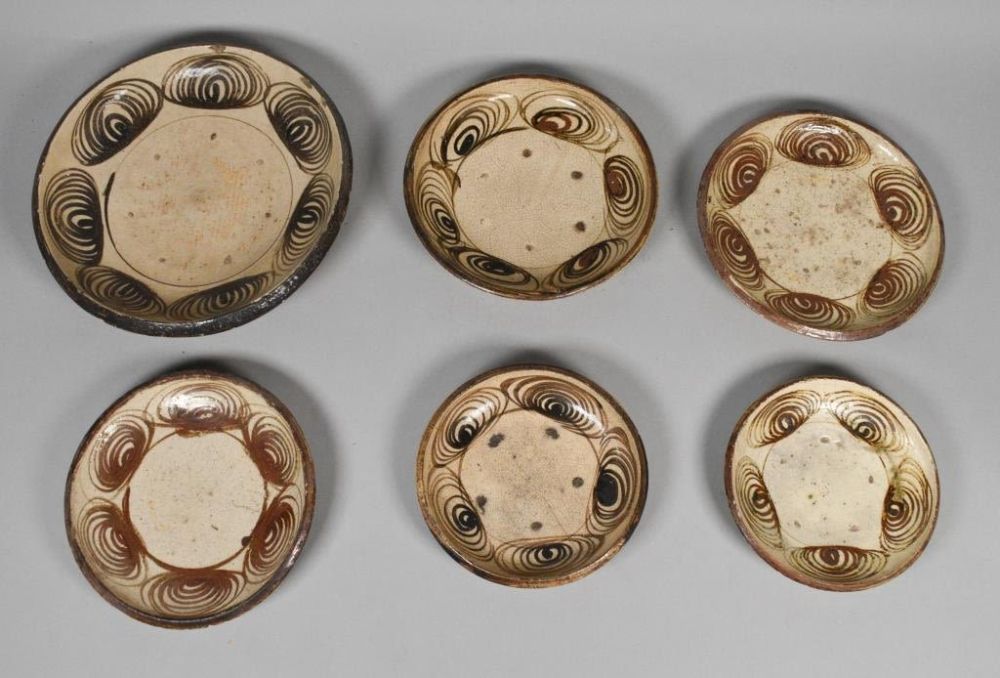 Lot 118: 6 Japanese Horse Eye Pottery Plates & Bowls