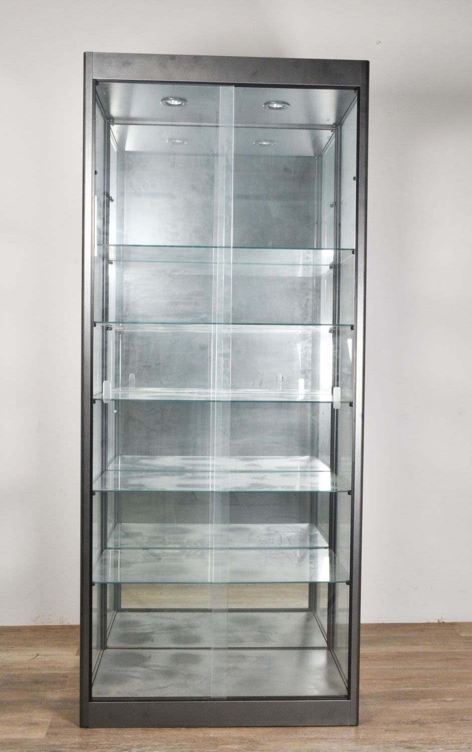 Lot 134: Contemporary Glass Vitrine