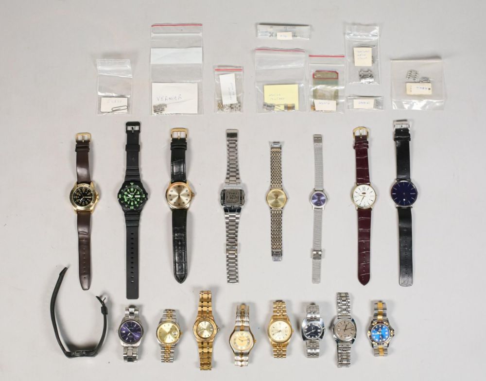 Lot 231: Lot of 17 Men's & Ladies Watches