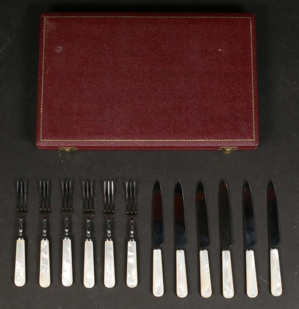 Lot 247: Hoffritz England Mother of Pearl Fish Set
