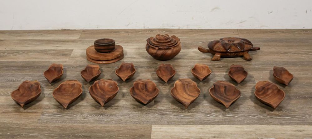 Lot 319: 17 Piece Leaf Shaped Teak Serving Set