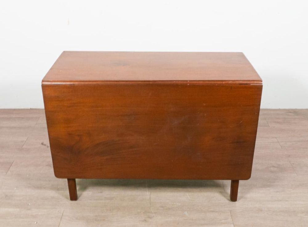Lot 234: Federal Style Drop Leaf Table