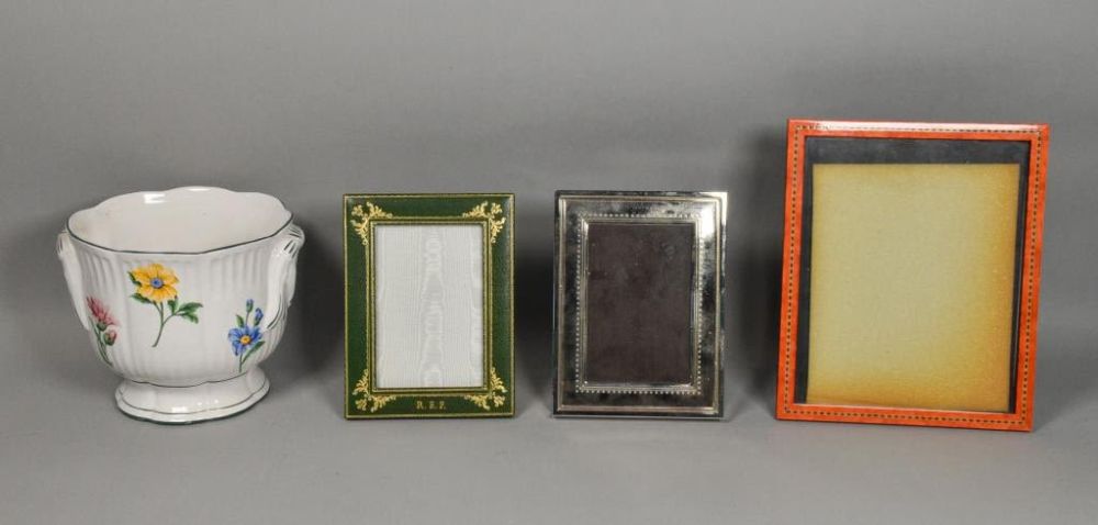 Lot 326: Grouping of Decorative Items