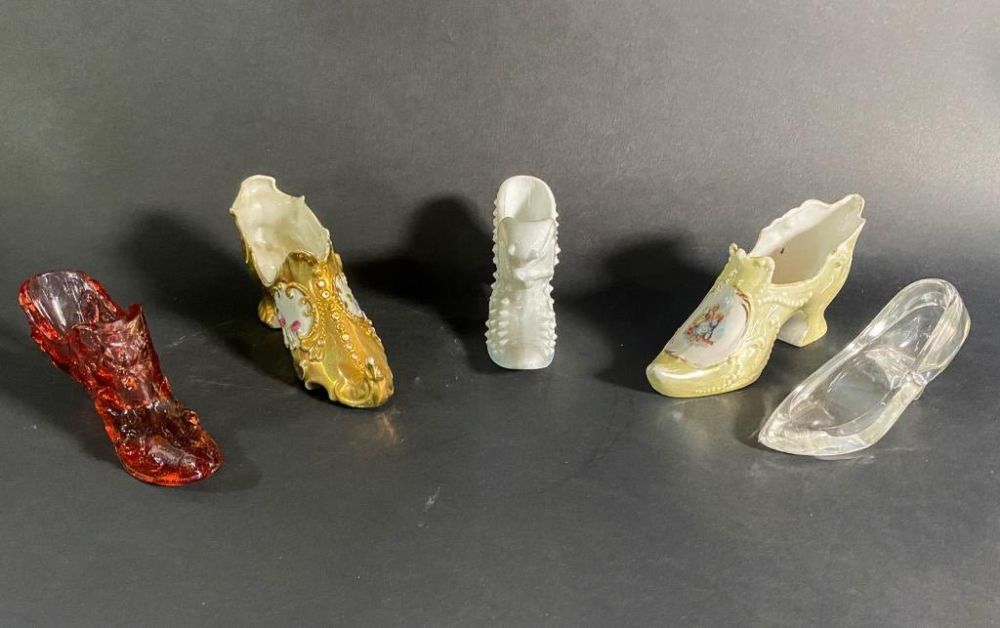 Lot 399: 5 Porcelain and Glass Shoes