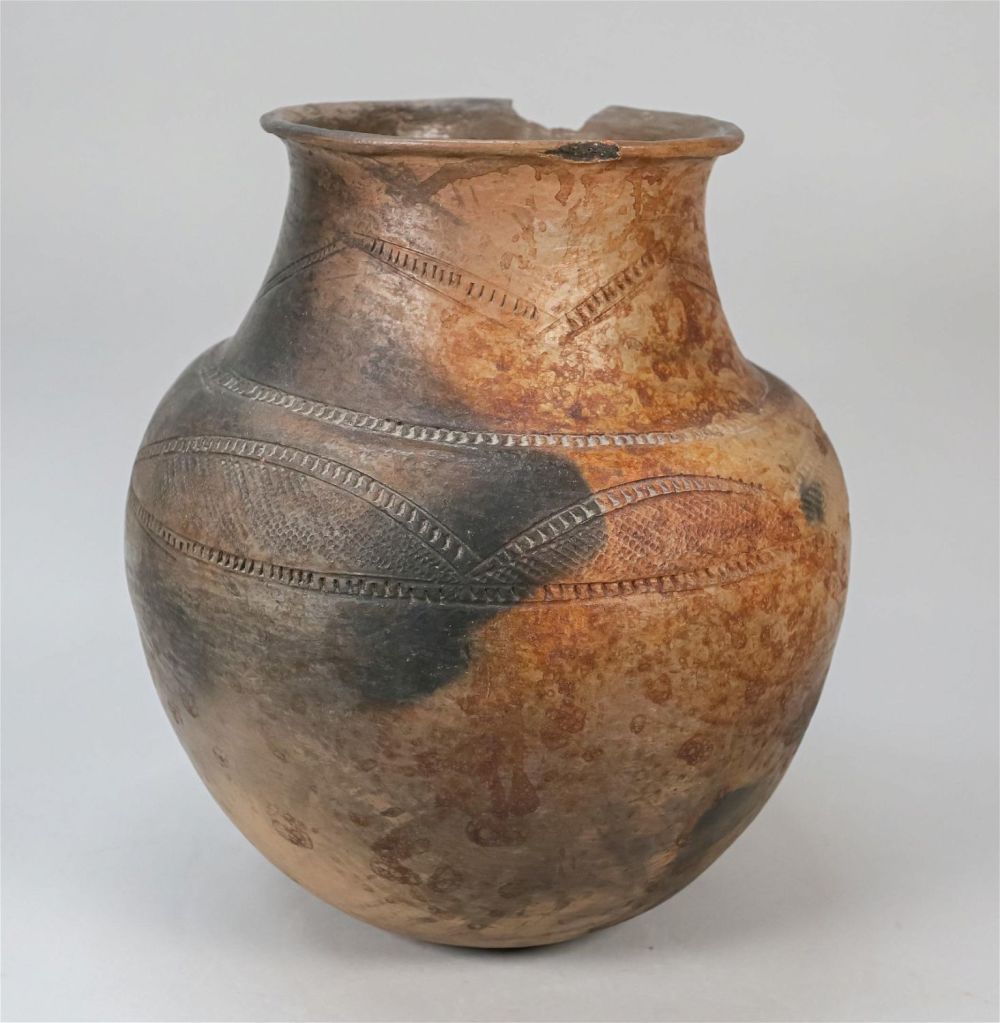 Lot 186: Pre-Columbian Incised Vase