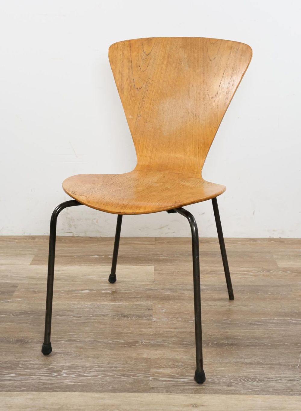 Lot 223: Arne Jacobsen for Fritz Hansen Butterfly Chair