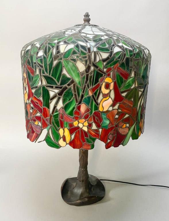 Lot 309: Tiffany Style Leaded Glass Table Lamp