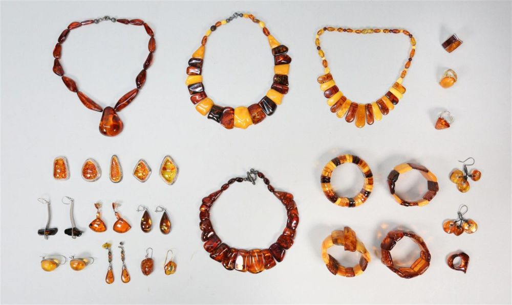 Lot 175: Lot of Amber Jewelry