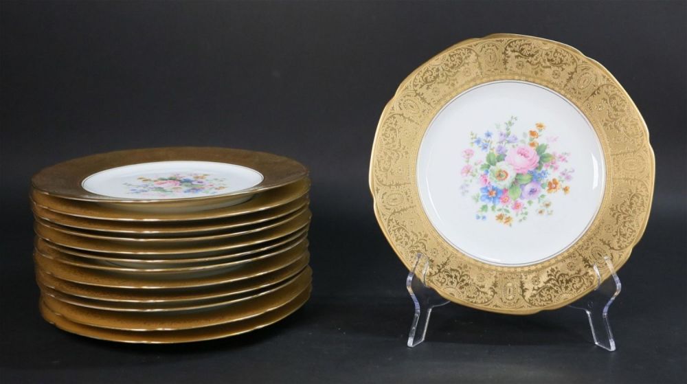 Lot 358: 13 Hutschenreuther Gilt Dinner Plates