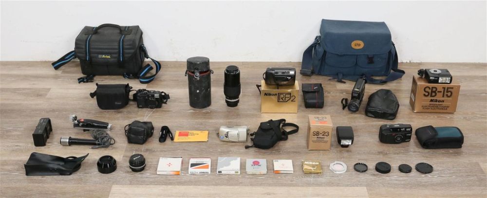 Lot 386: Lot of Cameras & Accessories