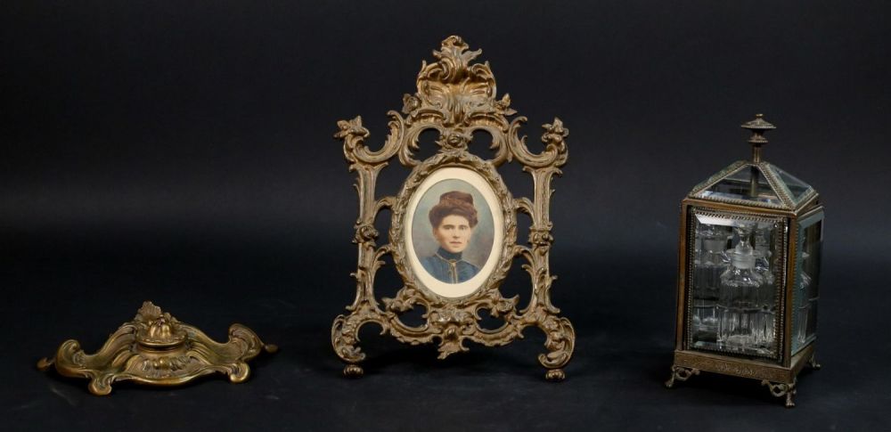 Lot 161: 3 Tabletop Items