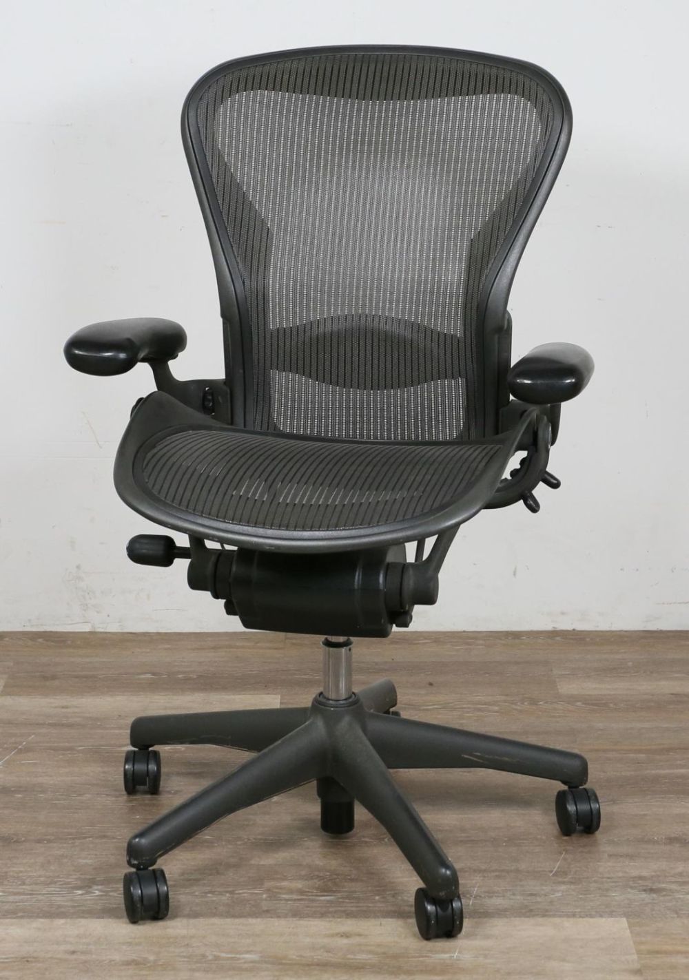 Lot 172: Herman Miller Aeron Office Chair