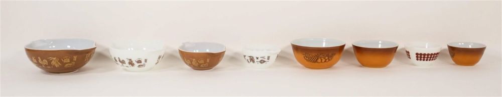 Lot 348: Lot of Vintage Pyrex Mixing Bowls