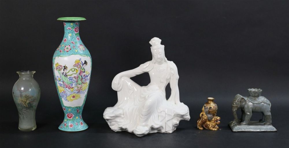 Lot 231: Chinese & Japanese Porcelain & Decorative Items