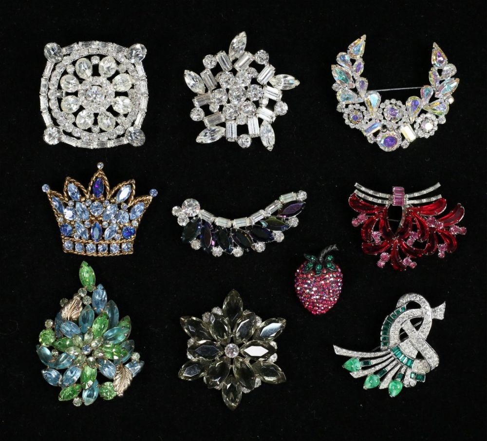 Lot 249: Grouping of Brooches