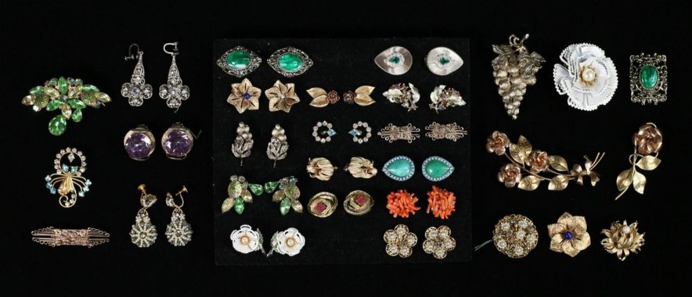 Lot 252: Grouping of Vintage Earrings and Brooches