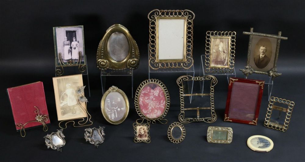 Lot 324: Lot of 17 Vintage Frames