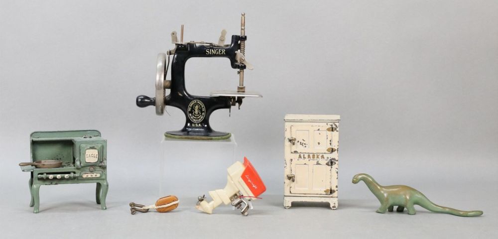Lot 389: Lot of Miniatures