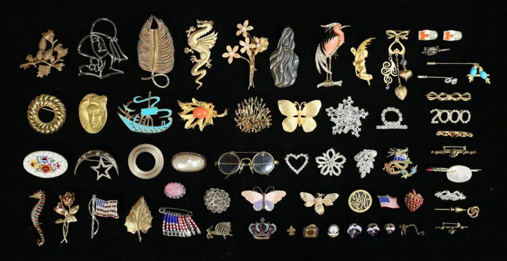 Lot 317: Grouping of Pins and Brooches