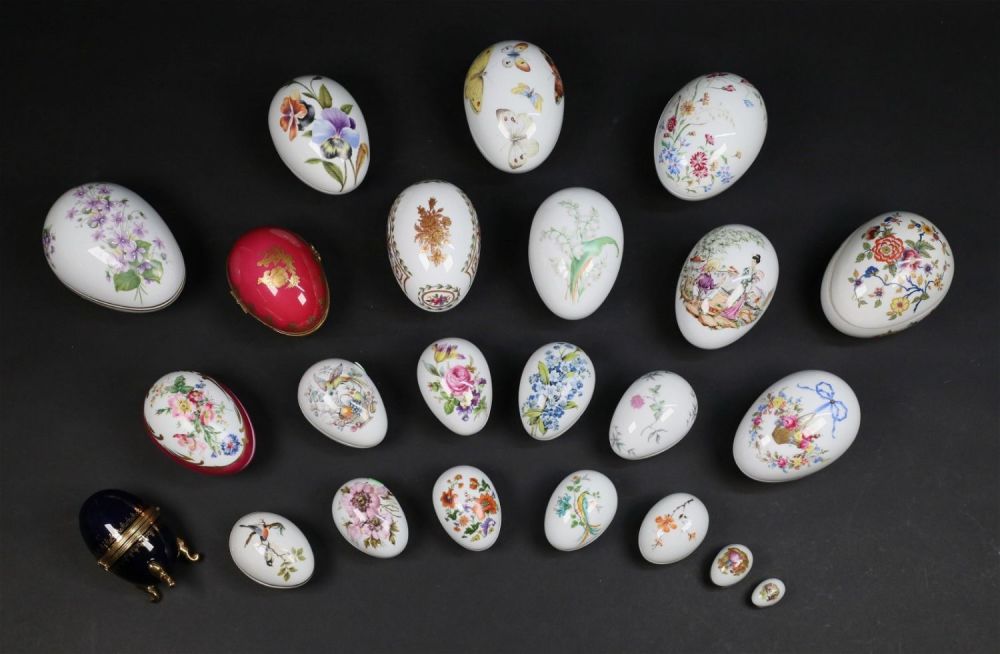 Lot 382: 23 Limoges Porcelain Egg Boxes