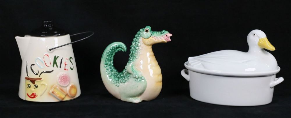 Lot 425: 3 Pieces Decorative Pottery Fitz & Floyd, Carbone