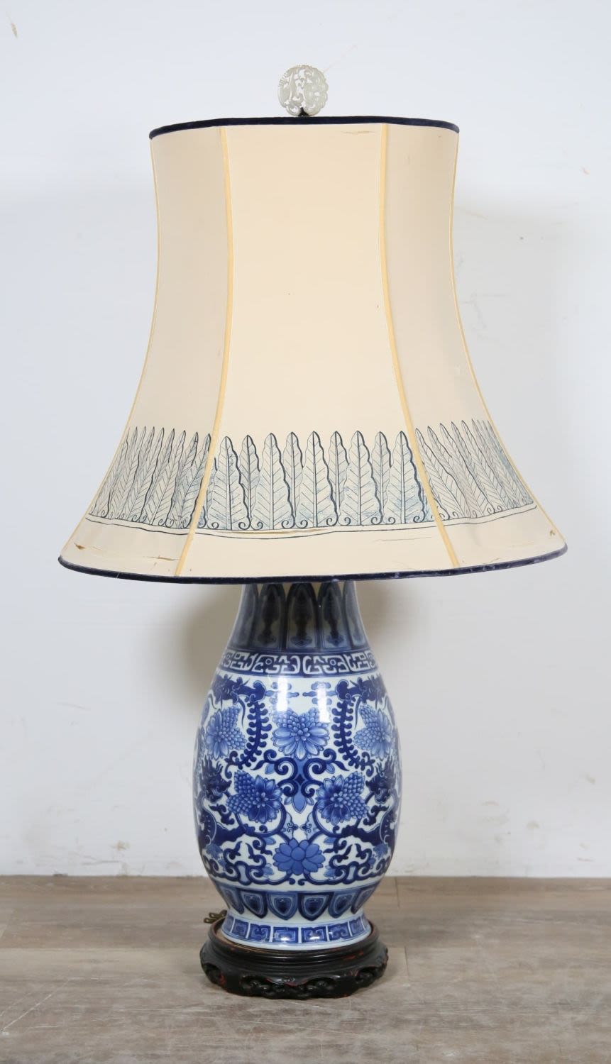 Lot 281: Ch'ien Lung Chinese Porcelain Lamp