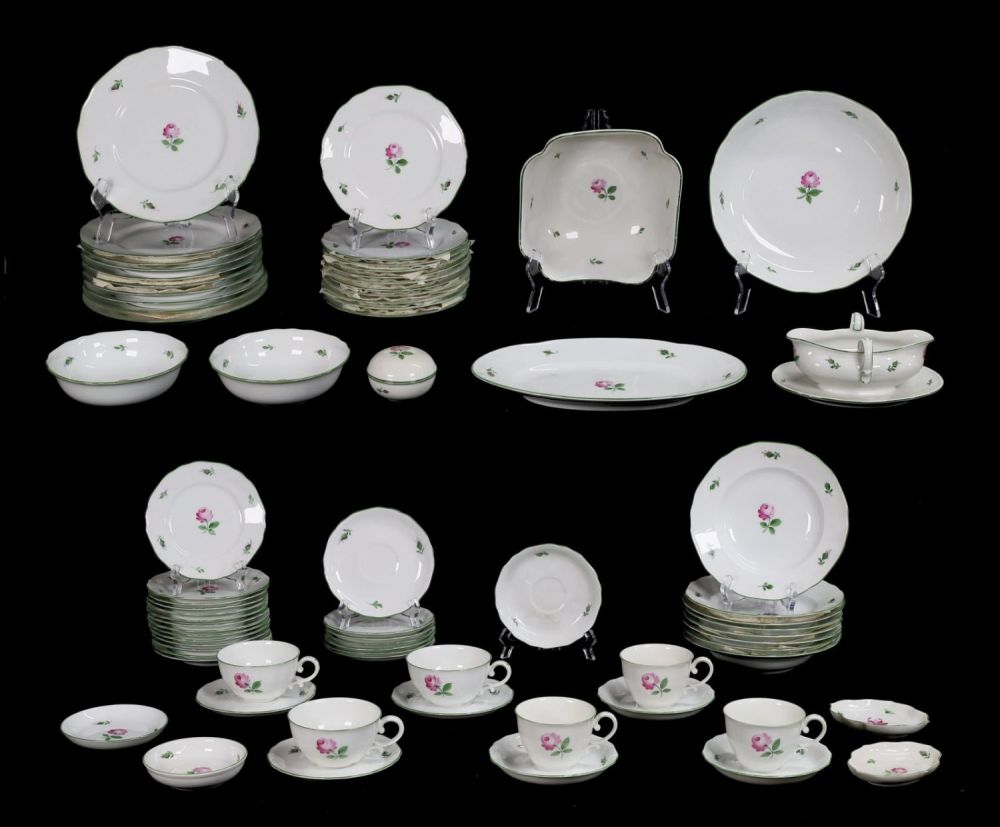 Lot 227: 75 Pieces Augarten Vienna Porzellan Viennese Rose