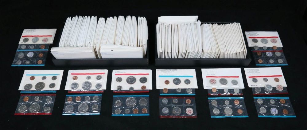 Lot 462: 135 Uncirculated United States Coin Sets
