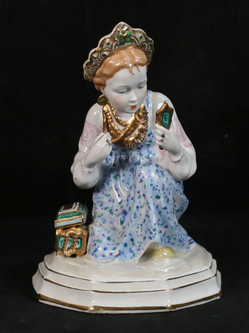 Lot 557: Dulevo Russian Porcelain Figure Girl With Box