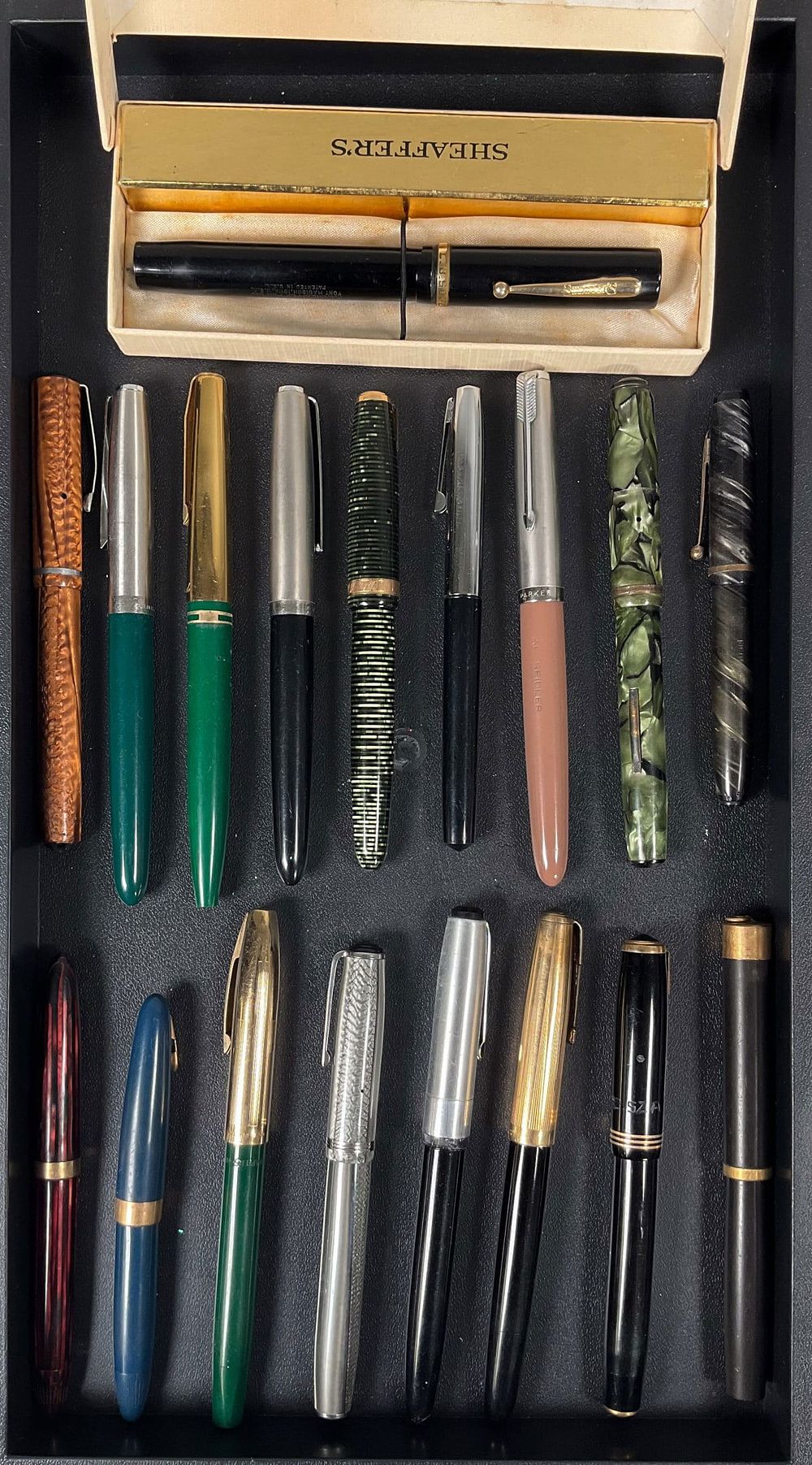 Lot 359: 18 Vintage Pens Parker Vacumatic, Sheaffer