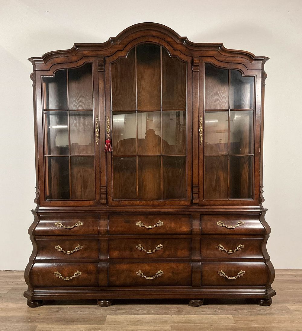 Lot 225: Henredon Bombe China Cabinet