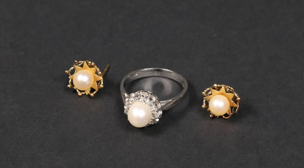 Lot 361: 18k Gold Earrings & Ring