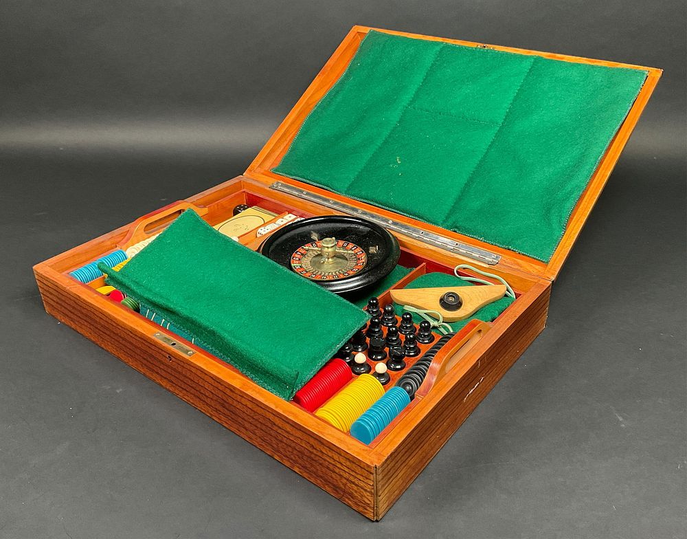 Lot 449: Vintage Gaming Set Checkers, Roulette, Chess