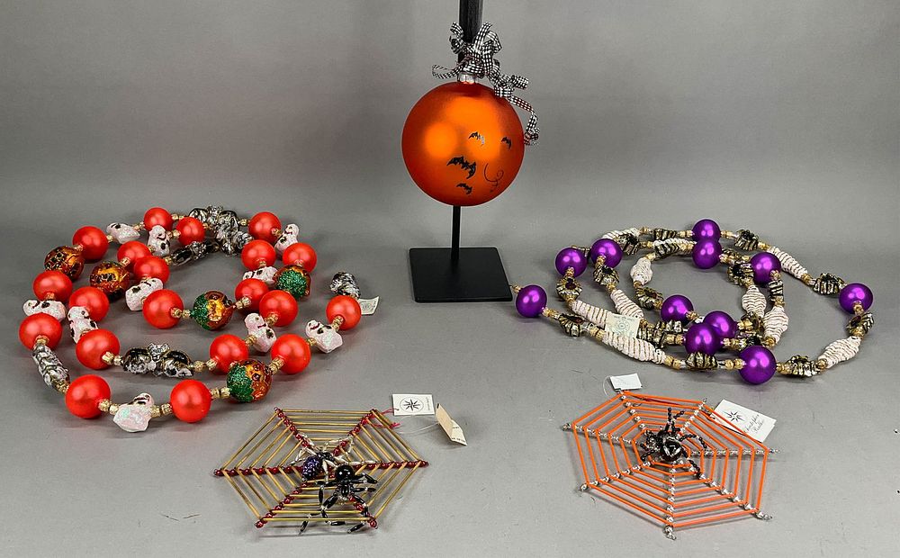Lot 156: 6 Halloween Ornaments & Garland - Radko/Fraga