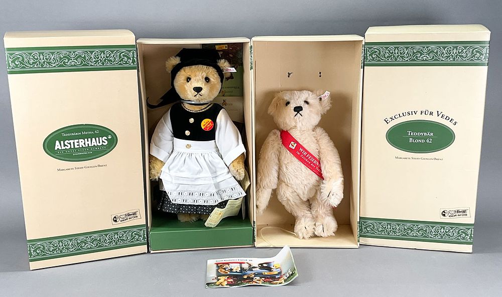 Lot 214: 2 Steiff Bears Blond 42 & Metha 42 With Boxes