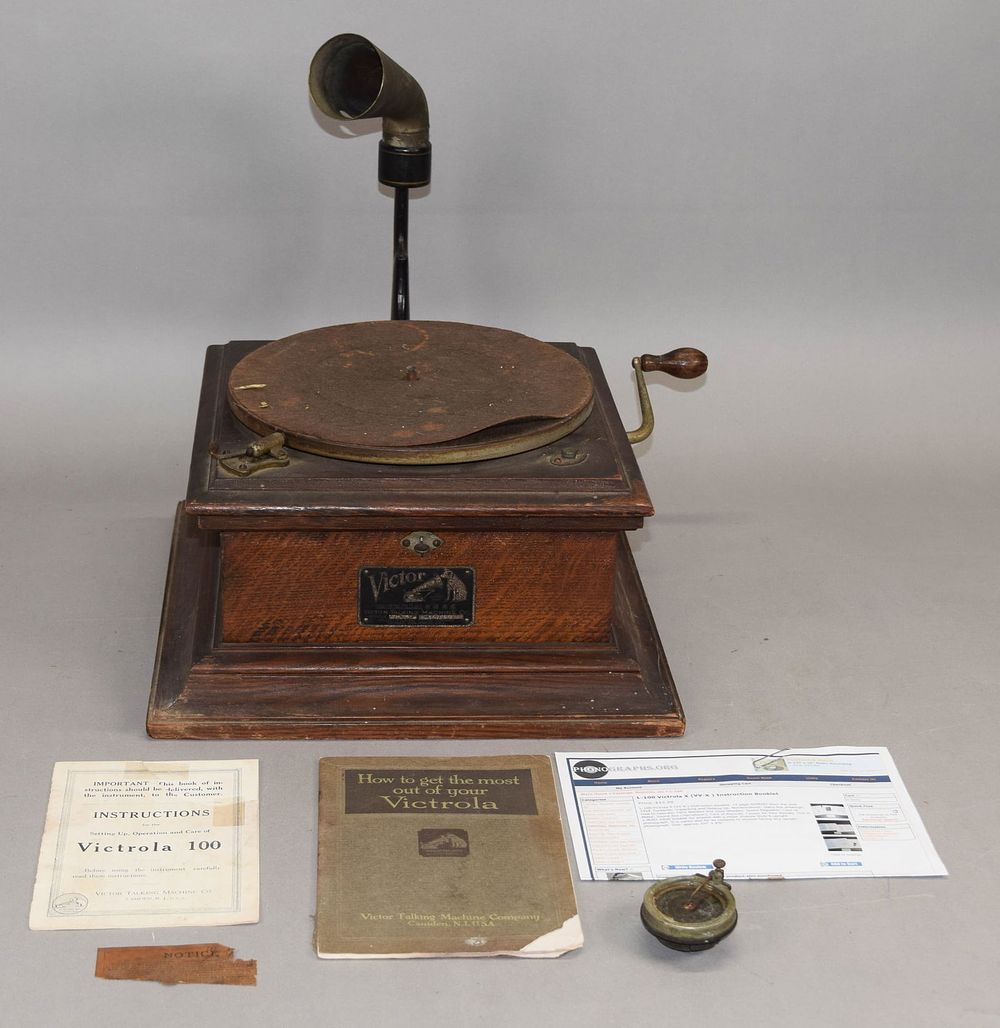 Lot 301: Victor Talking Machine Victor II Phonograph