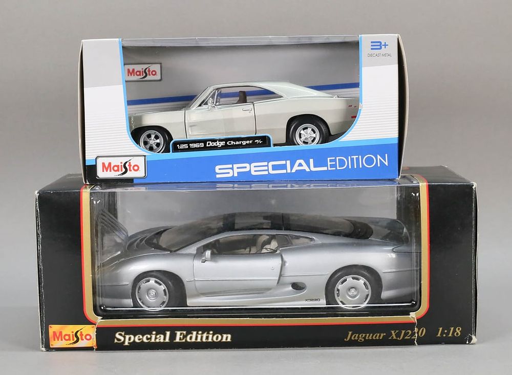 Lot 313: 2 Model Cars Maisto Dodge Charger 1:25, Jaguar