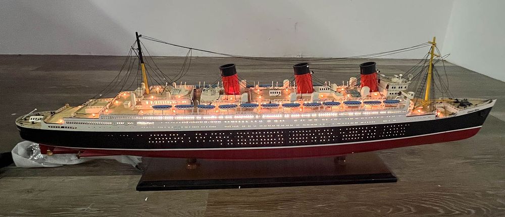 Lot 324: Queen Mary Model Ship - With Light 110V US Plug